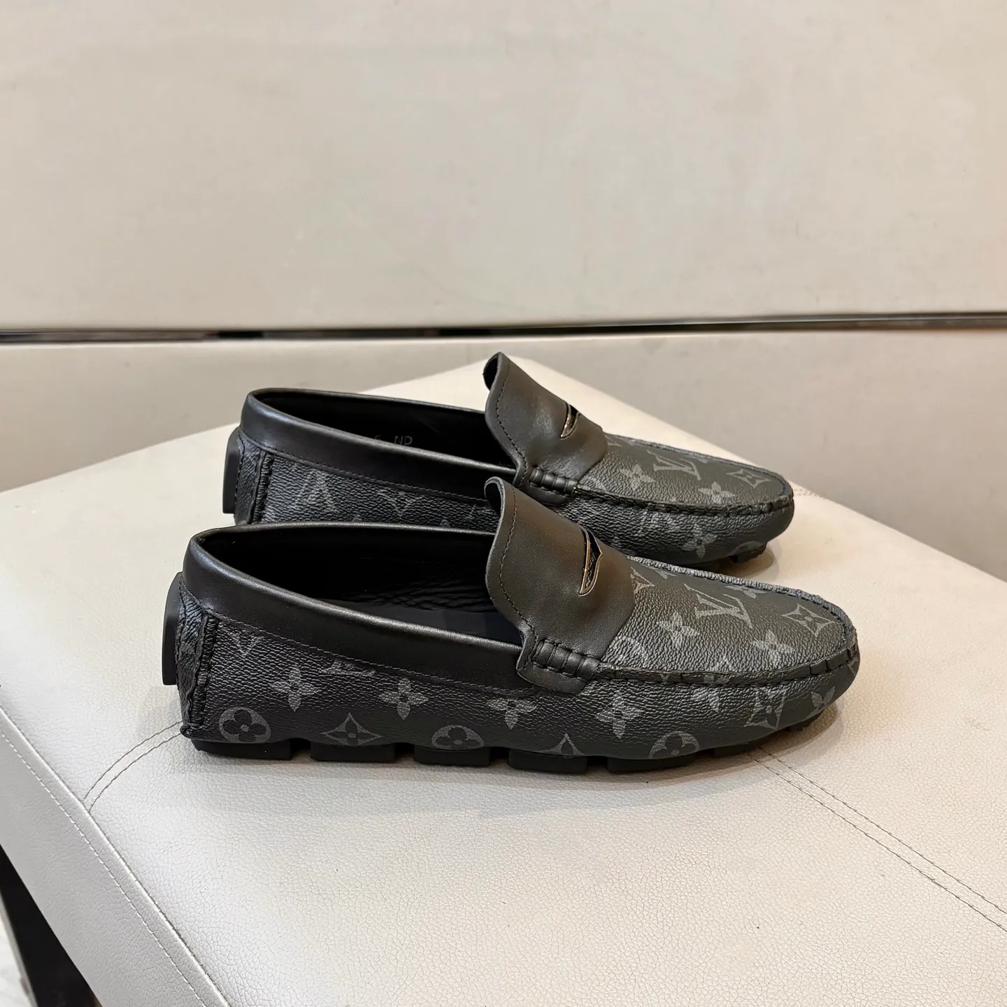 Factory price: 460💰LV men's beanie shoes 2025 official website synchronization <market top version> imported first layer old flower leather/embossed ➕ black cowhide original packaging. Size 38-45